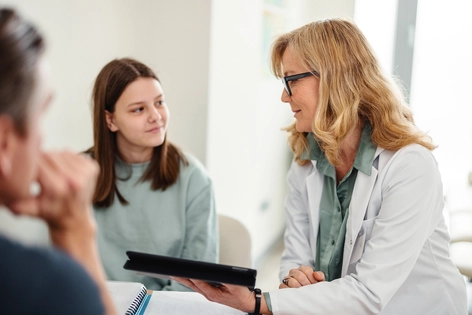 Doctora y niña conversando