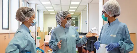 Profesionales sanitarios conversando en el hospital