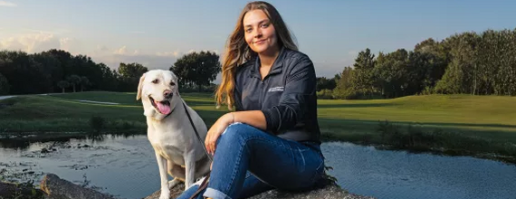 Retrato de Kate Kostelyk con su labrador