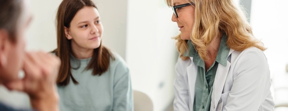 Doctora y niña conversando