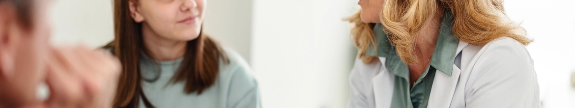 Doctora y niña conversando