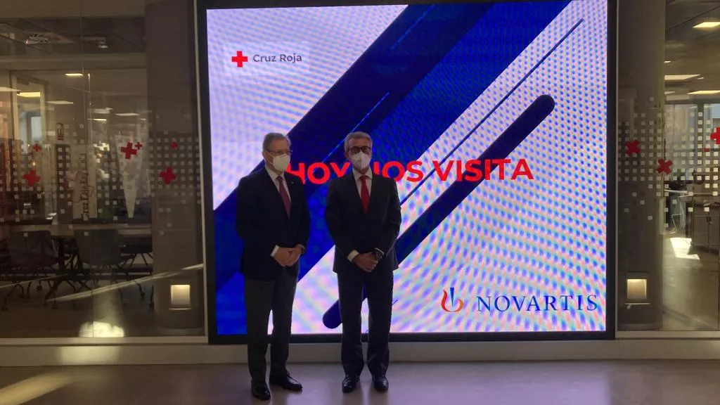 Javier Senent, presidente de Cruz Roja, y Jesús Ponce, presidente del Grupo Novartis España, han firmado un convenio de colaboración entre ambas entidades.