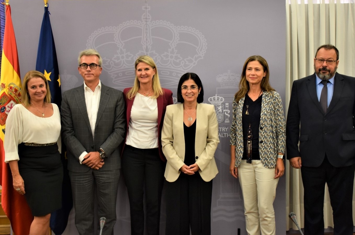De izquierda a derecha, Natividad Calvente, directora de Relaciones Institucionales de Novartis en España; Jesús Ponce, presidente del Grupo Novartis en España; Marie France Tschudin, presidenta global de Medicamentos Innovadores de Novartis; Carolina Darias, ministra de Sanidad; María Jesús Lamas, presidenta de la Agencia Española de Medicamentos y Productos Sanitarios; y César Hernández, director general de Cartera Común de Servicios del Sistema Nacional de Salud (SNS) y de Farmacia.