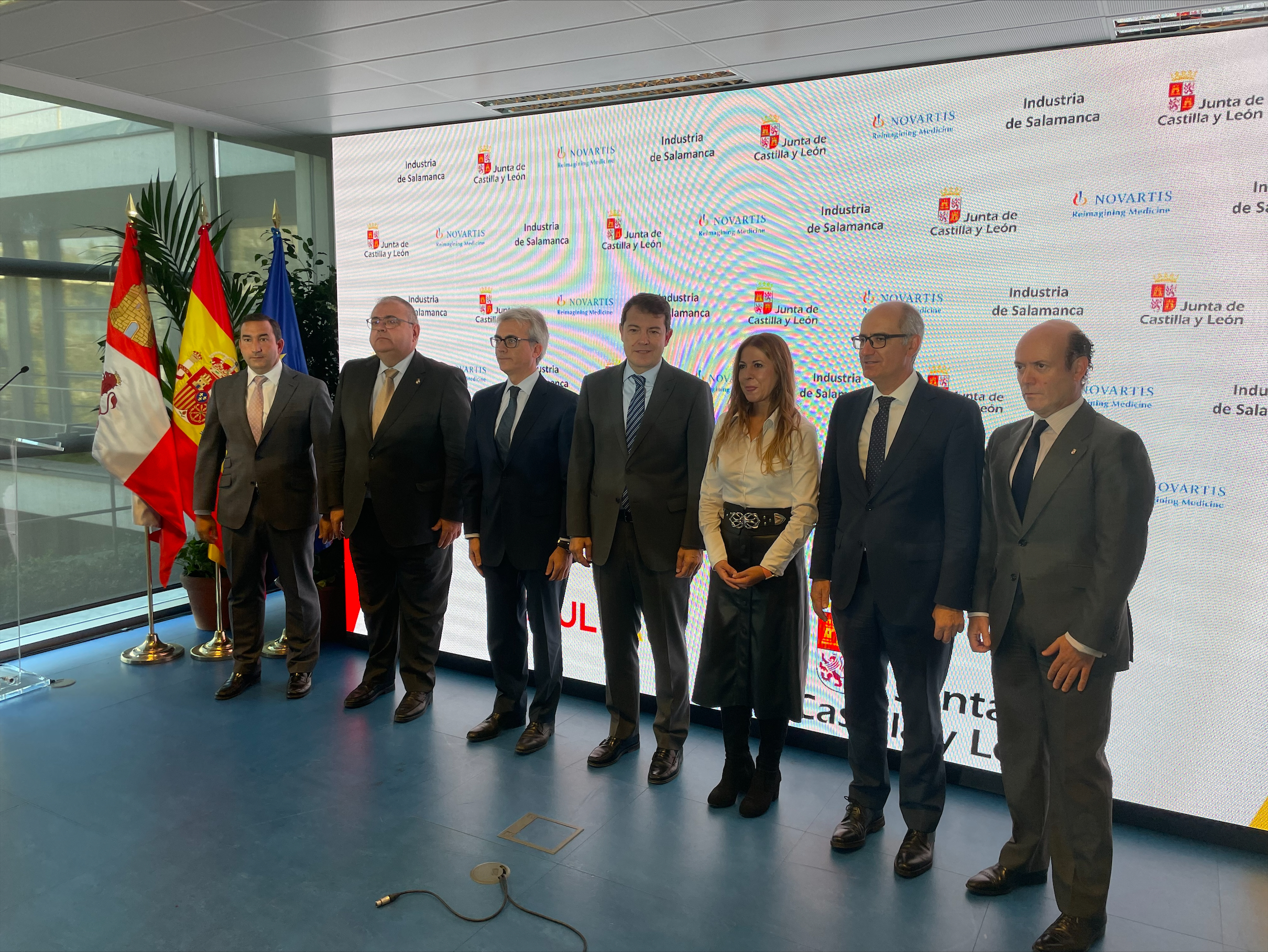 (de izquierda a derecha) Eloy Ruiz, delegado de la Junta en Salamanca; Alejandro Vázquez, consejero de Sanidad de Castilla y León; Jesús Ponce, presidente de Novartis España; Alfonso Fernández Mañueco, presidente de la Junta de Castilla y León; Victoria Eugenia Manjón Barrera, alcaldesa de Castellanos de Moriscos; Javier Iglesias, presidente de la Diputación de Salamanca; y Jesús García-Cruces, viceconsejero de Sanidad de Castilla y León.