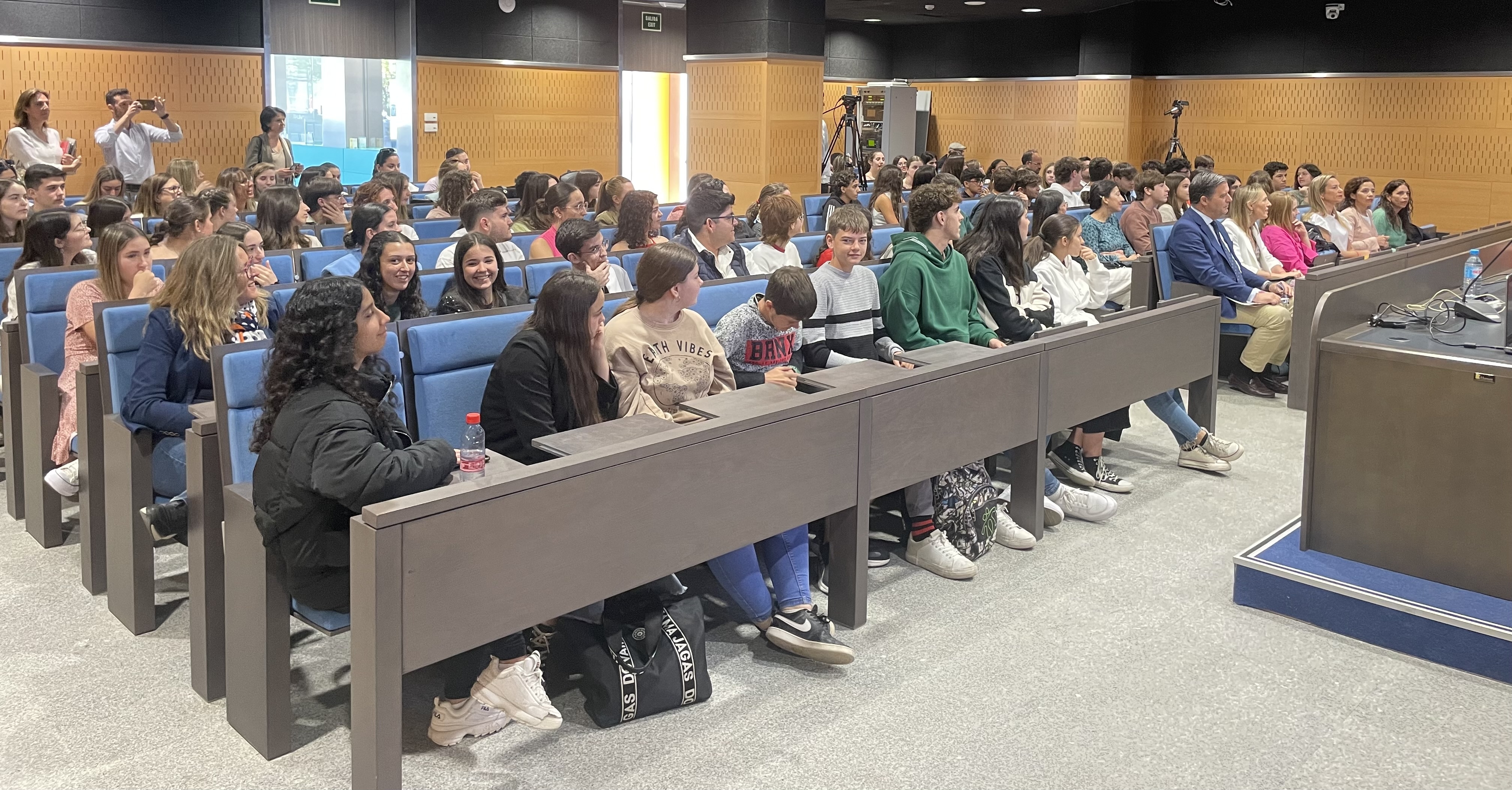 Salón lleno de estudiantes de secundaria y bachillerato de los equipos finalistas.
