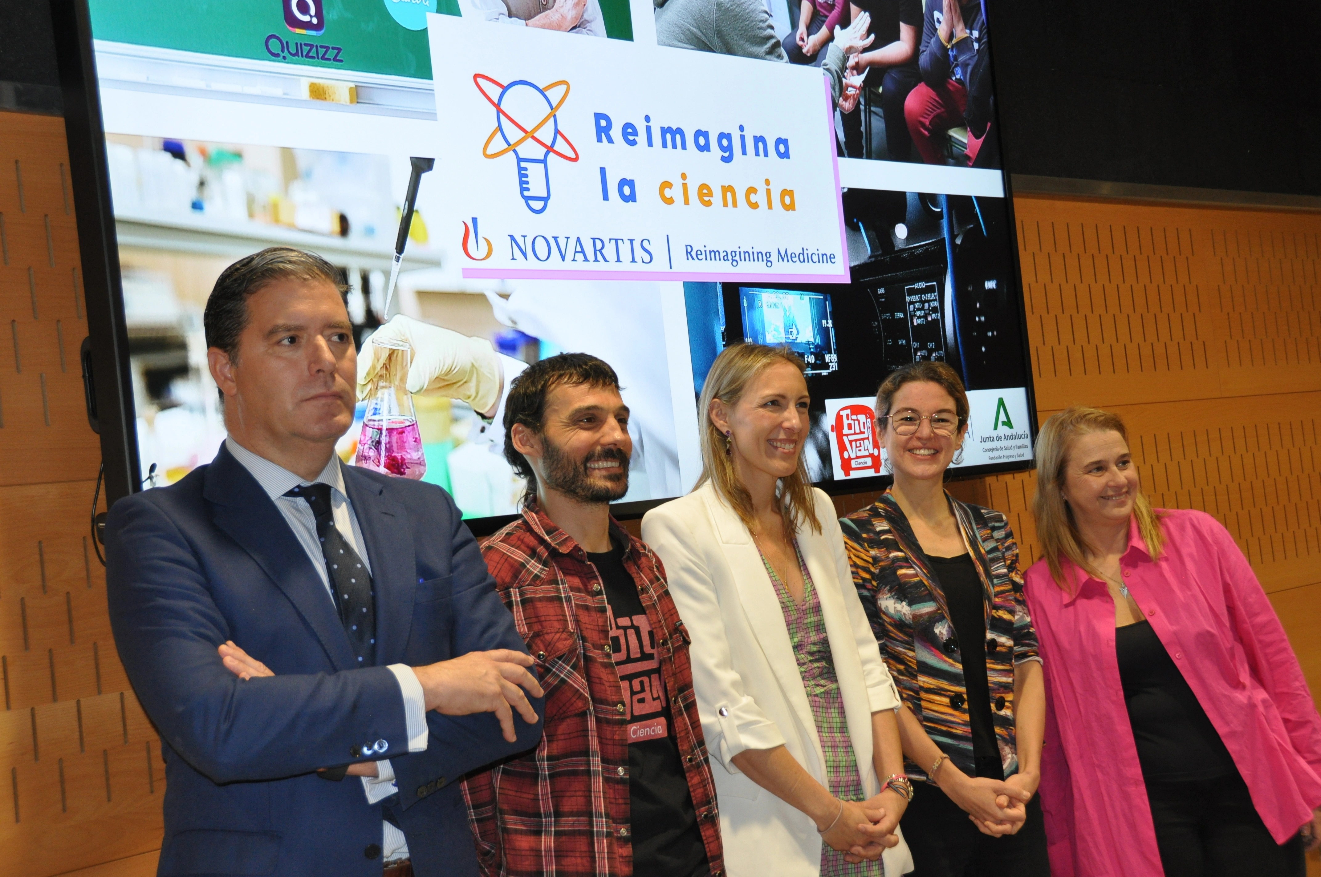 Autoridades presentes en el acto. De izquierda a derecha, Gonzalo Balbontín, director gerente de la Fundación Progreso y Salud; Oriol Marimon, presidente de Big Van Ciencia; Lorena Garrido, viceconsejera de Universidad, Investigación e Innovación de la Junta de Andalucía: Helena González, directora de Big Van Ciencia; y Natividad Calvente, directora de Relaciones Institucionales de Novartis.