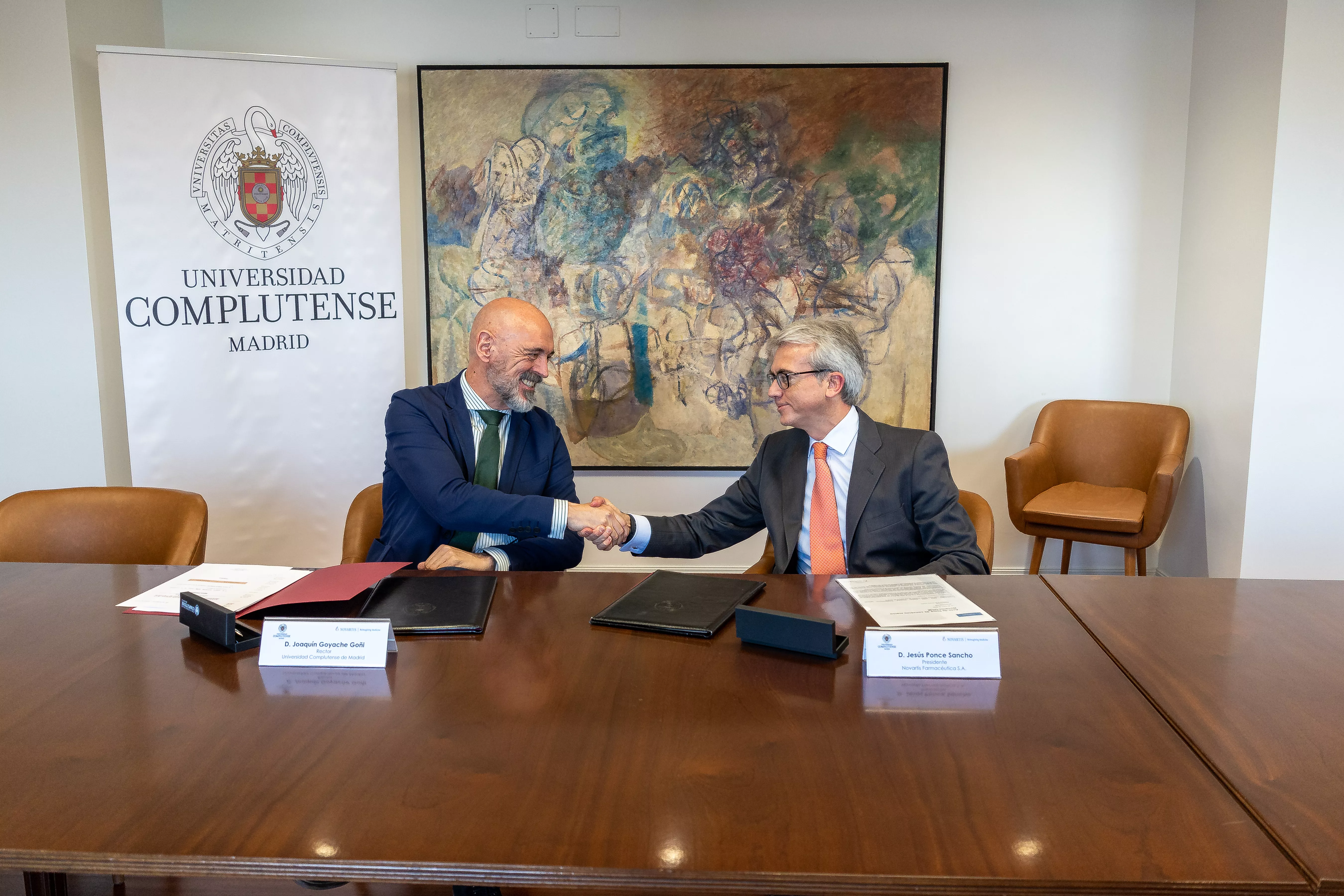 Joaquín Goyache y Jesús Ponce firman el acuerdo entre la Universidad Complutense y Novartis España.