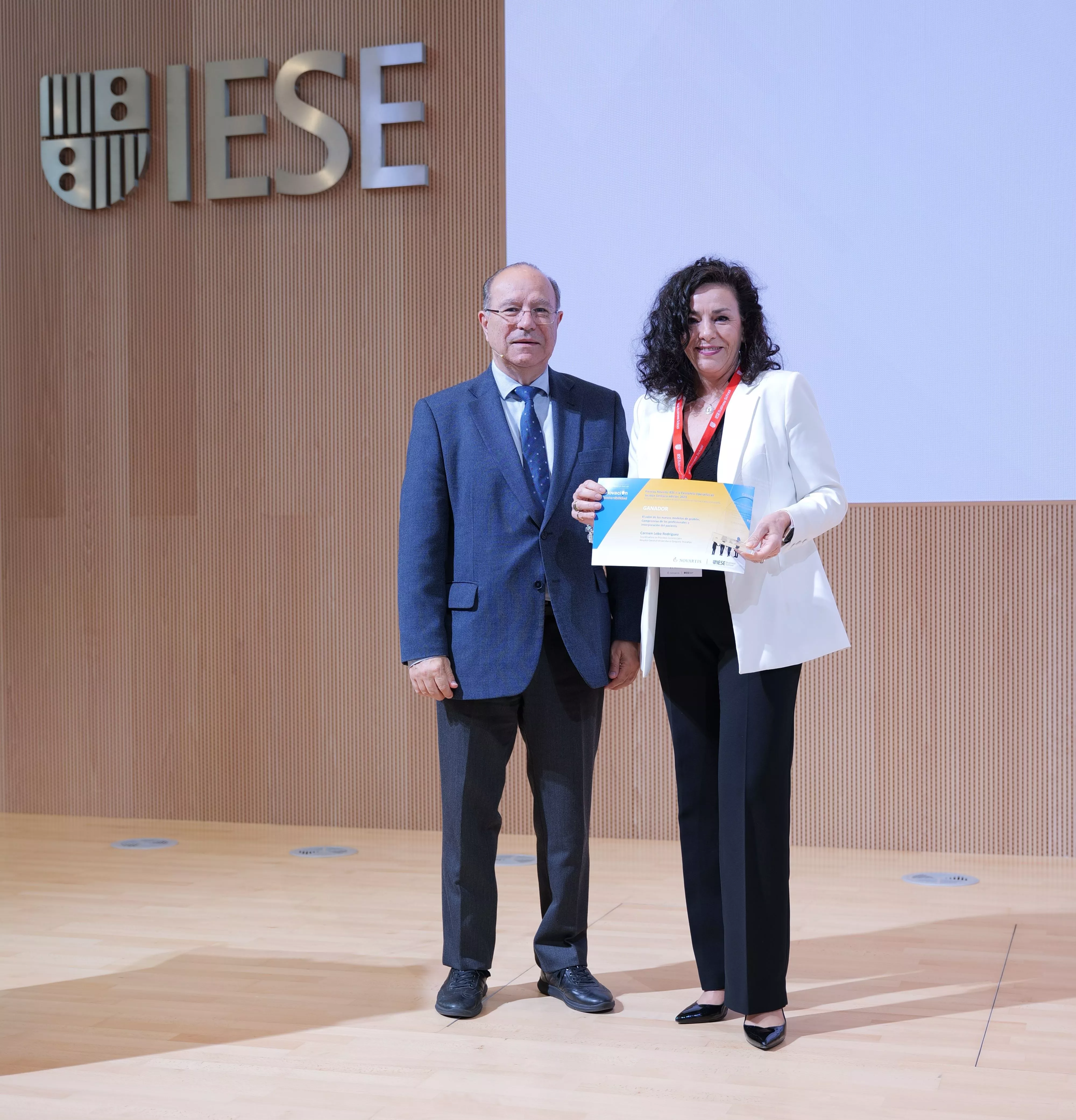 El profesor del IESE Jaume Ribera con Carmen Lobo, del Hospital Gregorio Marañón (ganadora categoría I)
