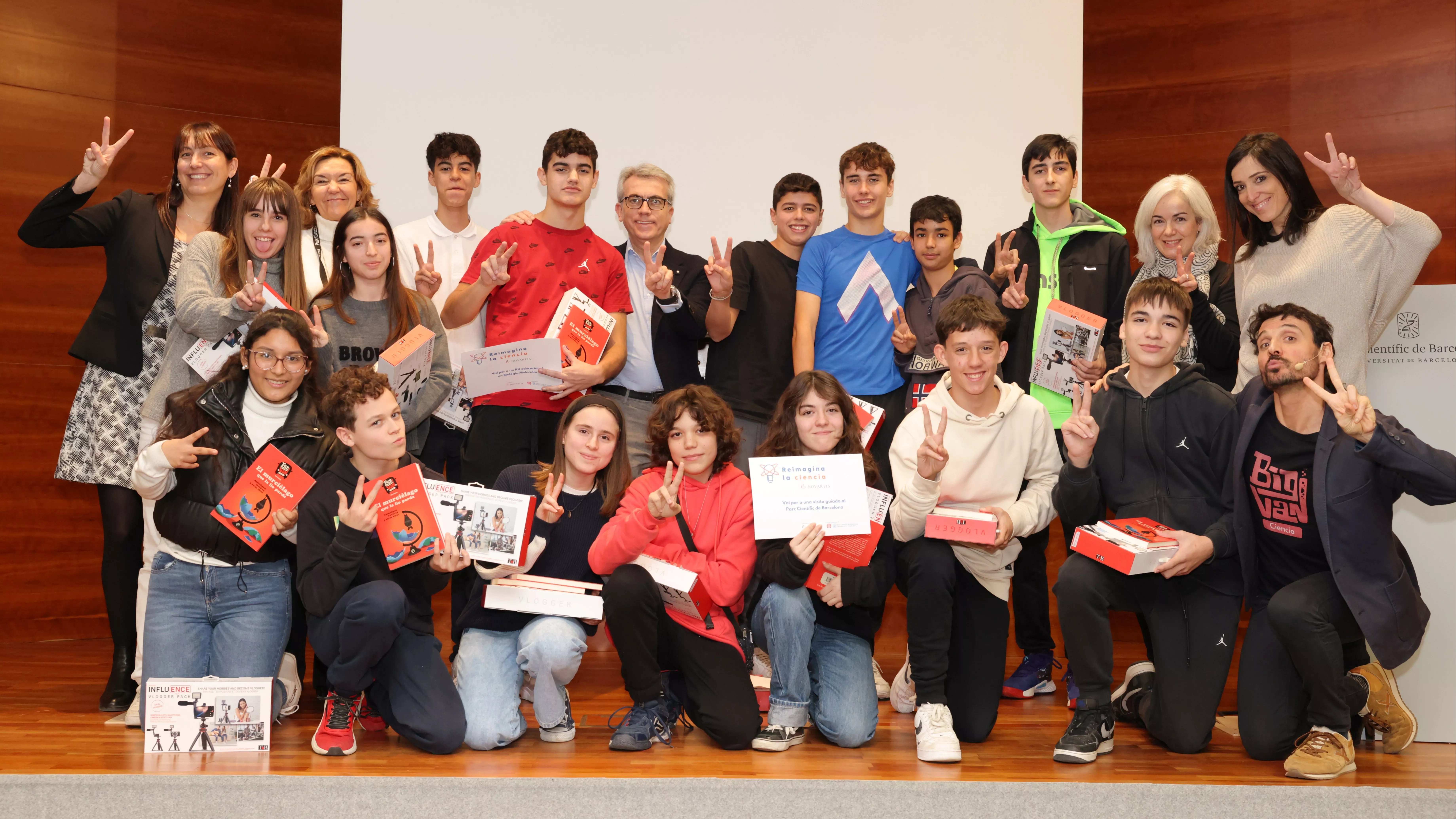 En la imagen, los ganadores de la IV edición del Reimagina la Ciencia en Cataluña acompañados, entre otros, de Jesús Ponce, presidente de Novartis España, y Maria Terrades, directora del Parc Científic de Barcelona.