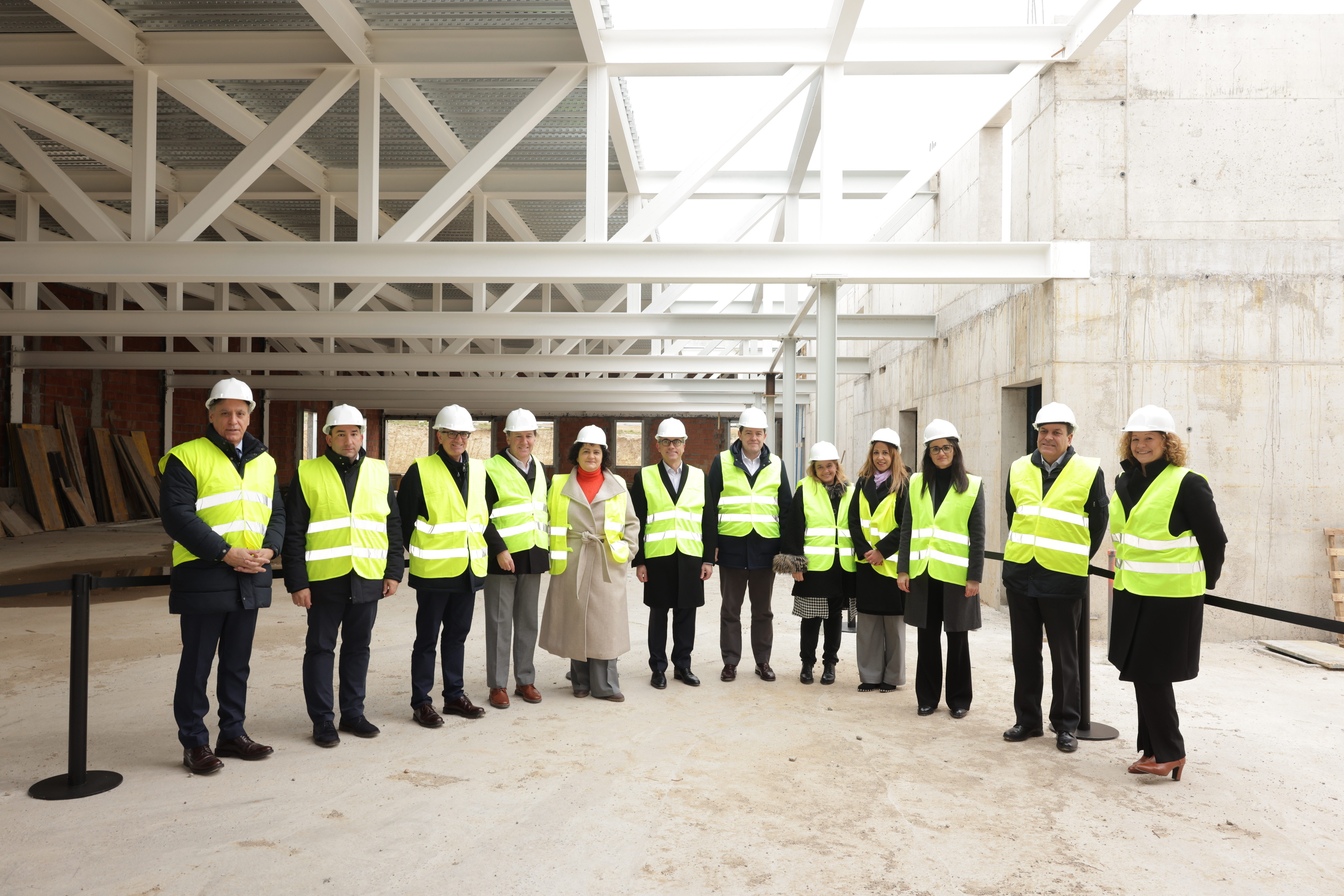  Carlos García Cabayo, alcalde de Salamanca; Eloy Ruiz, Delegado de la Junta de Salamanca; Javier Iglesias, Presidente de la Diputación Provincial; Caio Kugelmas, General Manager de Molecular Imaging; Cristina Novo, Site Manager de Adacap en Salamanca; Jesús Ponce, Presidente del Grupo Novartis en España; Natividad Calvente, Directora de Corporate Affairs en Novartis España; Victoria Manjón, alcaldesa de Castellanos de Moriscos; Esther Espinosa, Directora de Comunicación y de Relaciones con pacientes en Nov