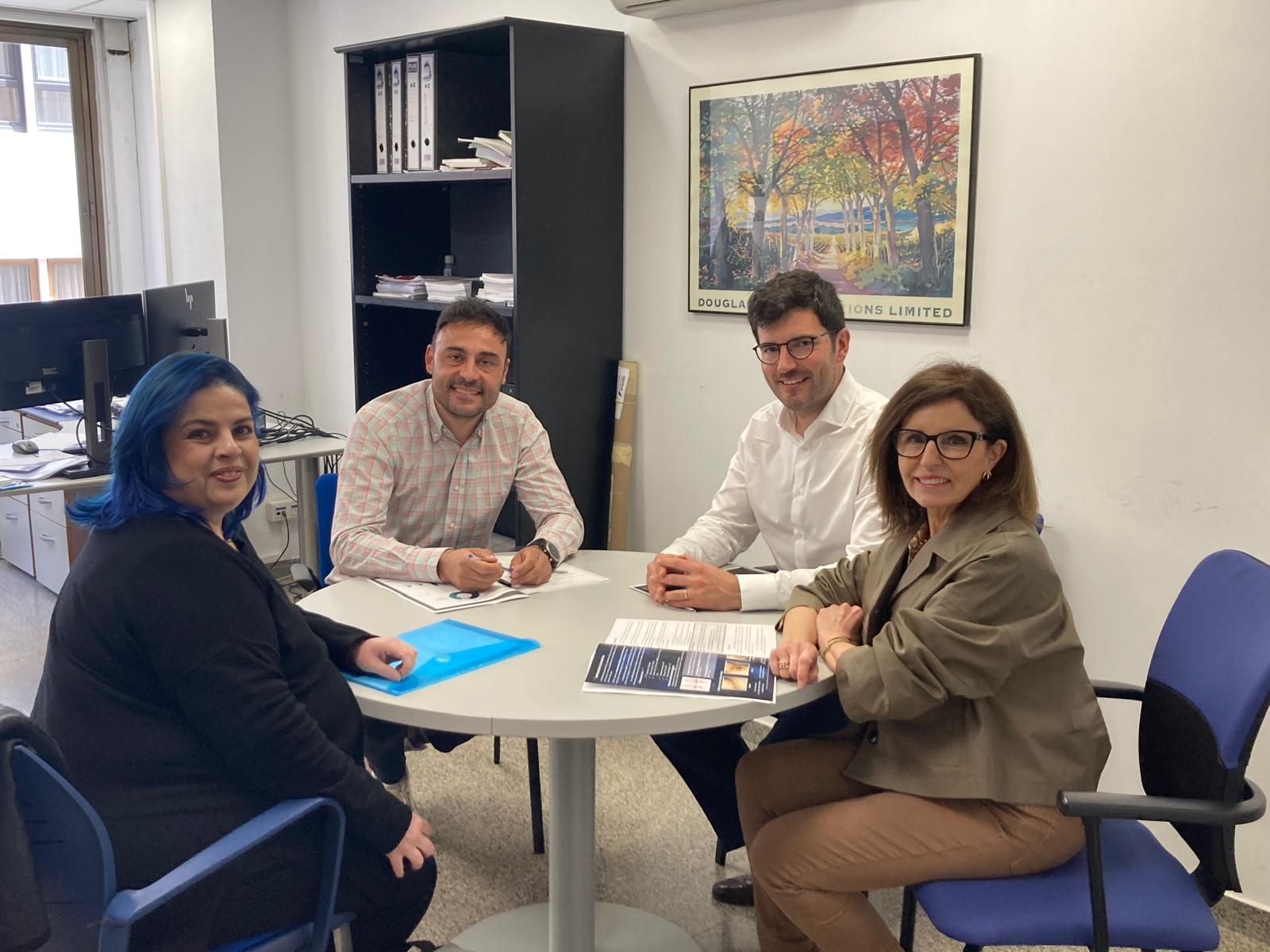 De derecha a izquierda: Dra. Ana Martin , jefa servicio dermatología hospital Son Espases, Dr- Juan Garcías, dermatólogo unidad HS de Son Espases, Gabriel Rojo, subdirector de Humanización y Silvia Lobo, Presidenta de ASENDHI.  