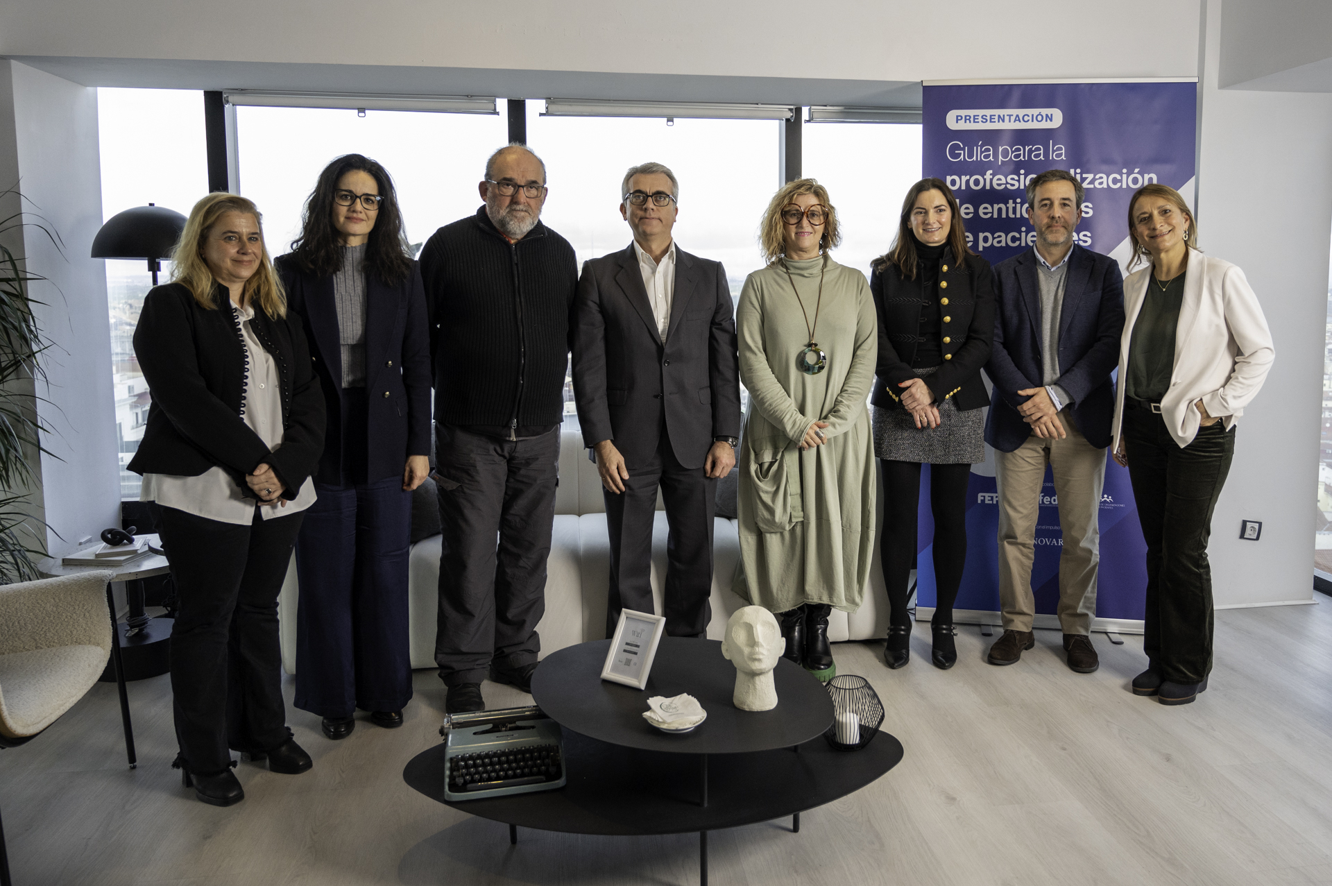 Natividad Calvente, directora de Asuntos Públicos en Novartis España; Esther Espinosa, directora de Comunicación y Relaciones con Pacientes en Novartis España; Antonio Manfredi, asesor de comunicación del Foro Español de Pacientes; Jesús Ponce, presidente de Novartis España; María del Rosario Fernández, Subdirectora General de Calidad Asistencial del Ministerio de Sanidad; Isabel Motero, directora general de la Federación Española de Enfermedades Raras; Pedro Carrascal, director general de la Plataforma de 