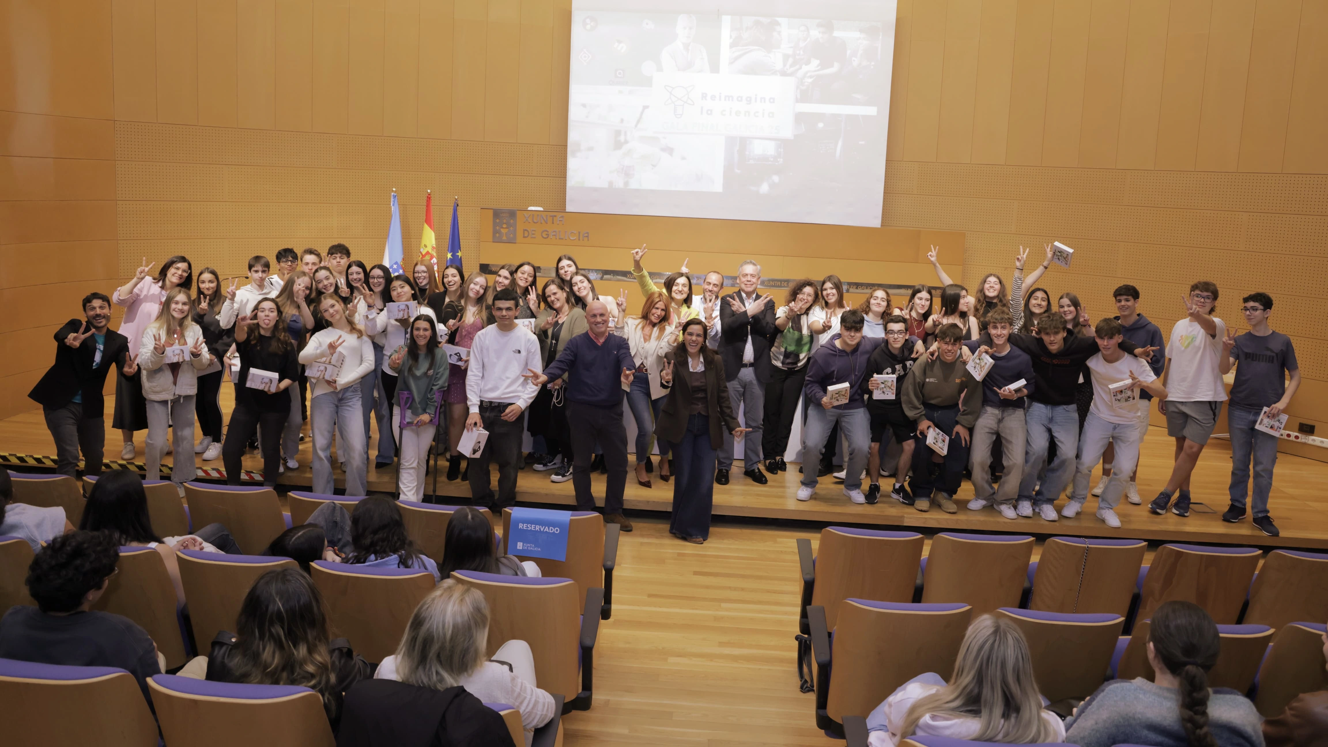 Foto de los estudiantes ganadores del primer y segundos premios, junto con miembros del jurado y autoridades asistentes.