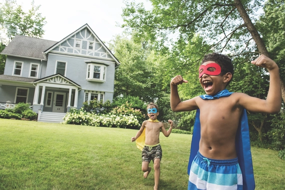 Niños jugando al aire libre