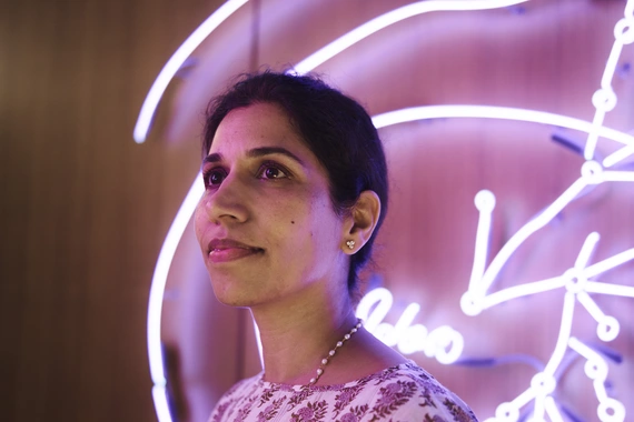 Mujer mirando hacia un lado