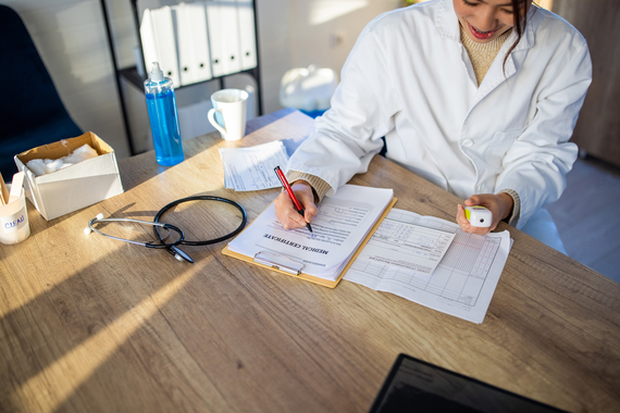 Doctora escribiendo receta médica