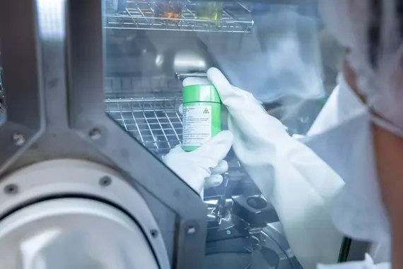 Científico sujetando un frasco en el laboratorio