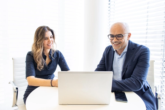 Colaboradores conversando en la oficina
