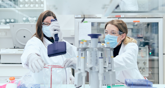 Ingenieras en laboratorio