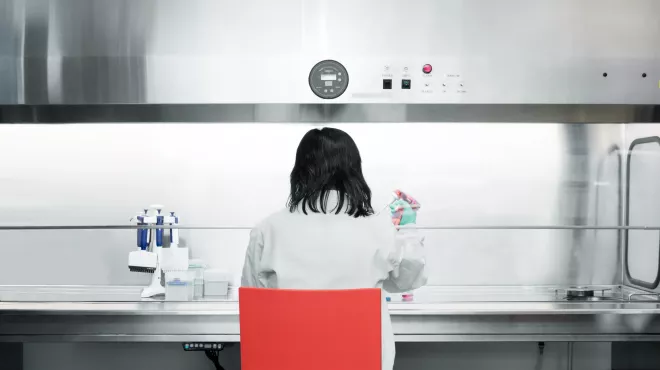 Científica de Novartis trabajando en laboratorio