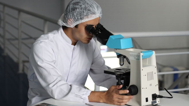 Científico en el laboratorio