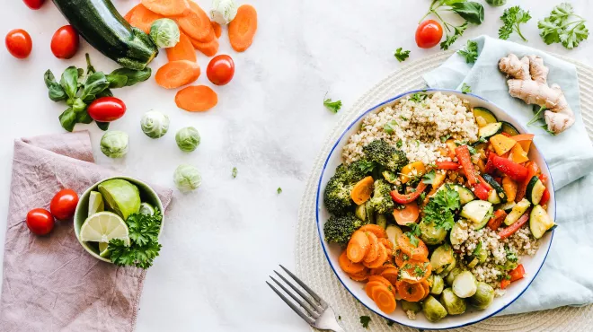 Platos de comida saludable y equilibrada ricos en colores y macronutrientes