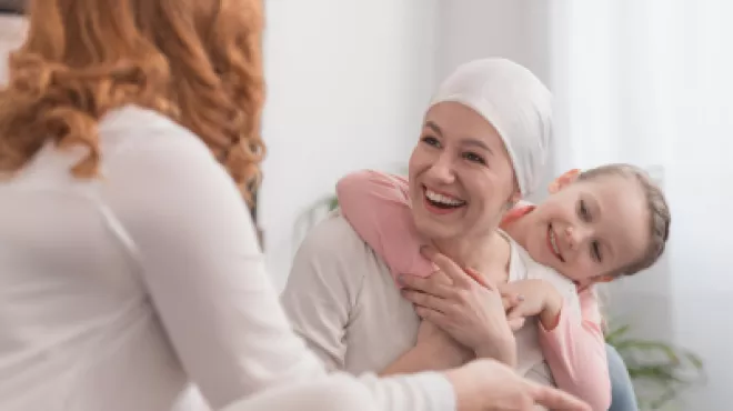 Mujer con cáncer riendo con su hija
