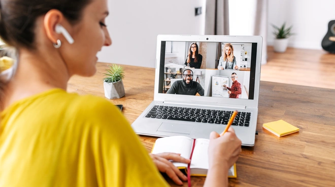 Mujer en videollamada 