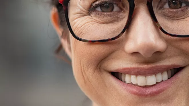 mujer con gafas sonriendo