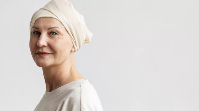 reatrato de mujer de mediana edad con cancer vestida de blanco image_1