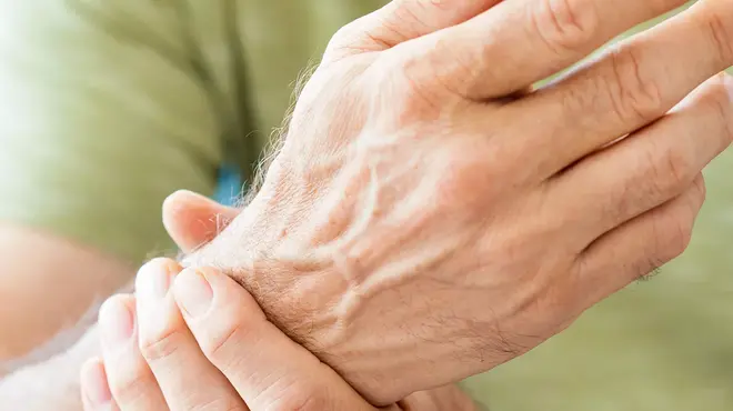 Mano de adulto mayor