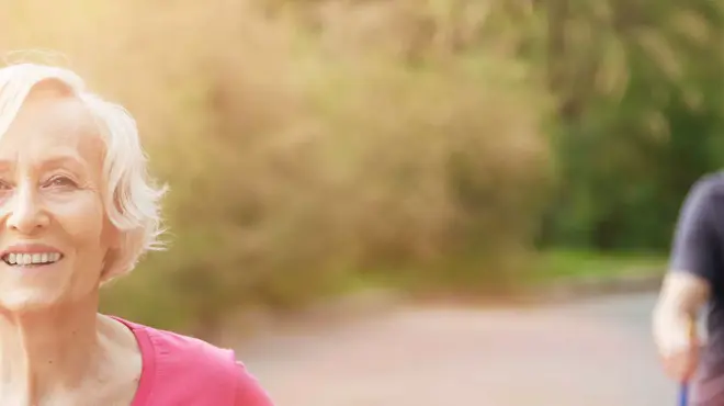 Adultos mayores corriendo y sonriendo