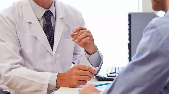 Doctor explicando algo a un paciente