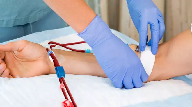 Enfermera extrayendo sangre de un paciente