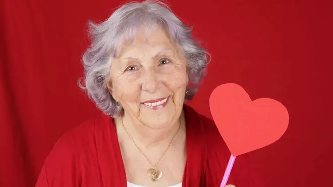 Mujer adulta mayor con un símbolo de corazón