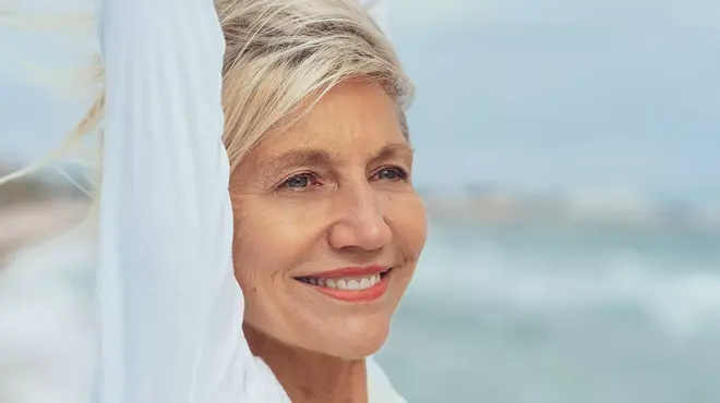 Mujer sonriendo en la playa
