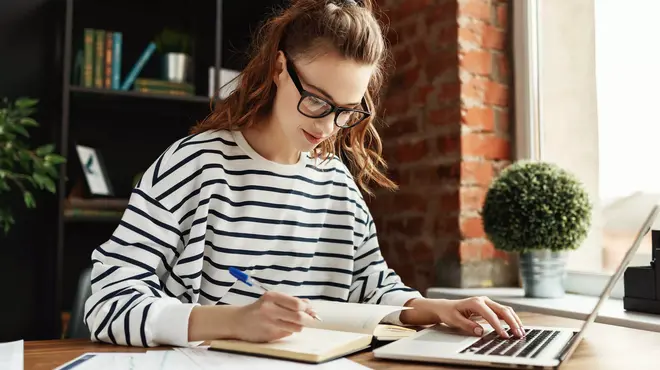Mujer escribiendo en una libreta