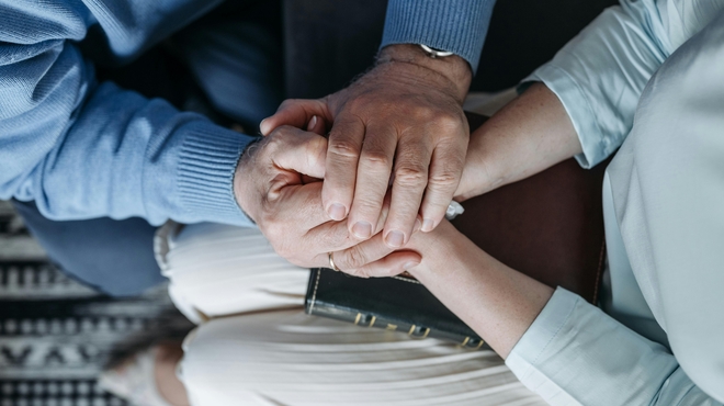 Personas sujetando las manos