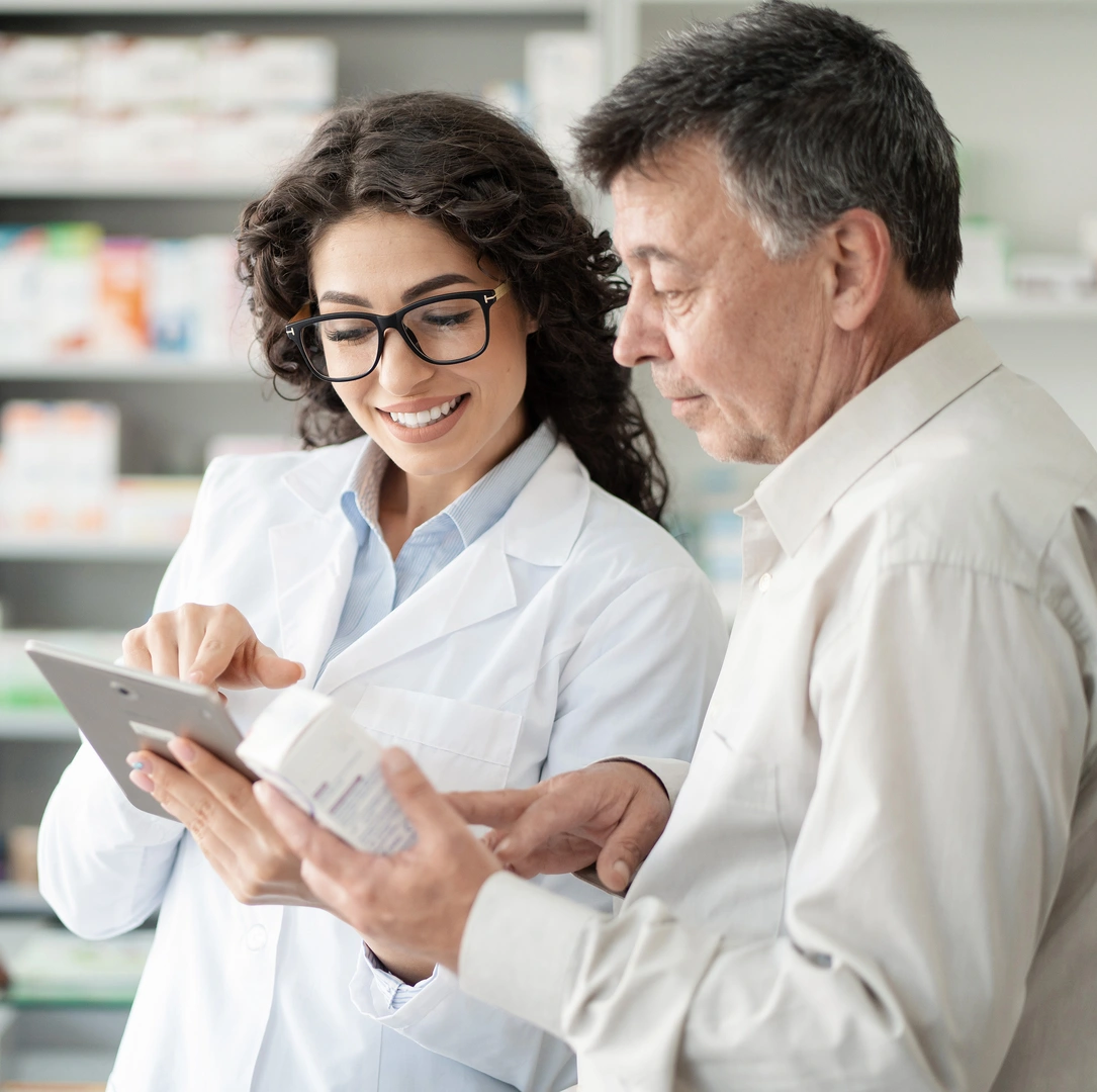 Paciente y farmacéutica conversando