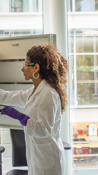 Científica en laboratorio