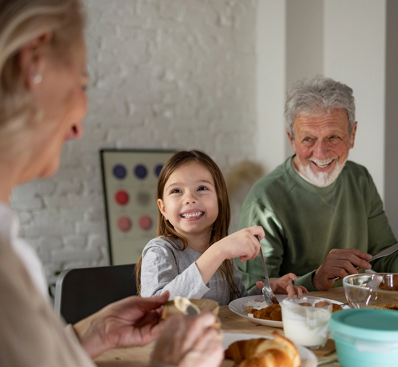 Perhe ruokapöydässä