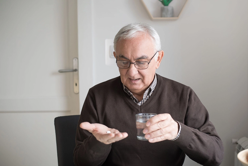 Mies ottaa lääkkeen