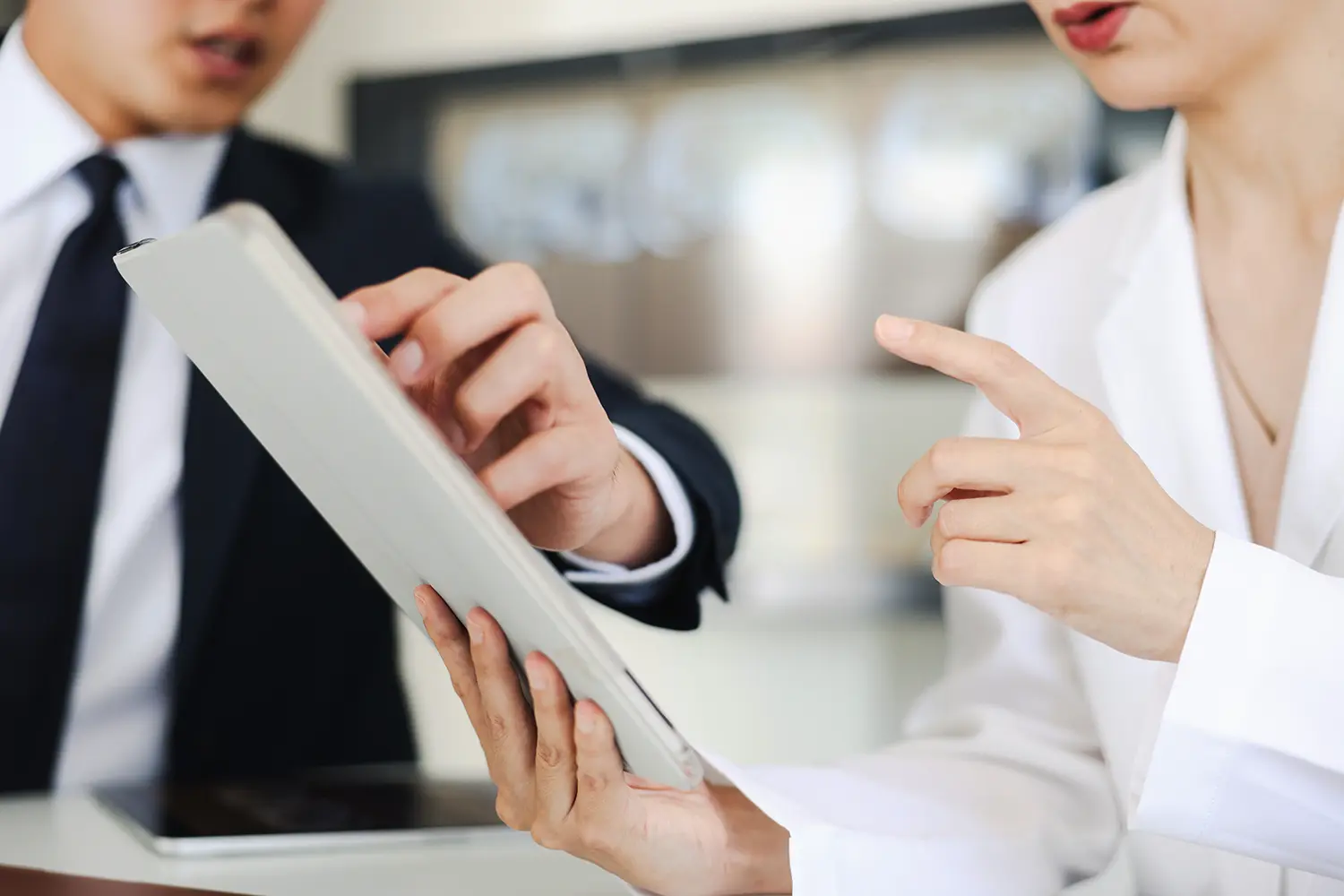 Nainen pitelee tablettia