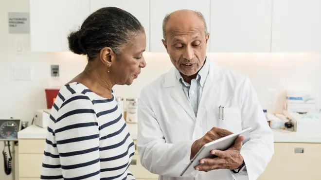 Lääkäri näyttää potilaalle tablettia