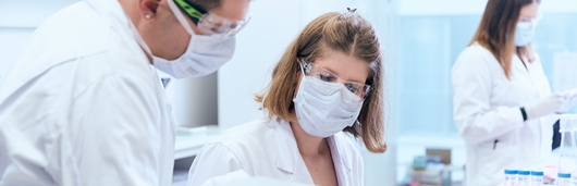 Des scientifiques menant des recherches en quête de traitements innovants.