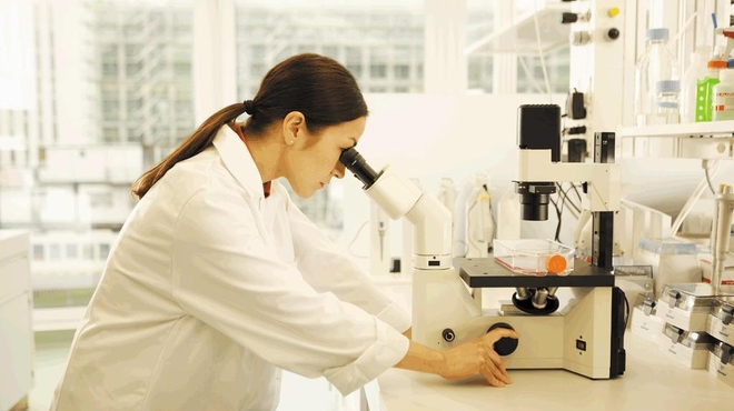 Kutatónő laboratóriumban