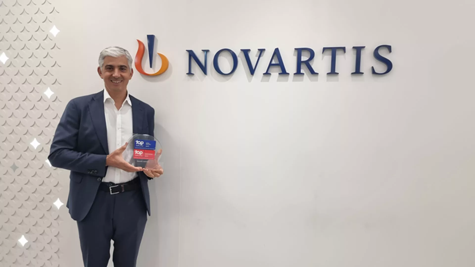 Novartis Indonesia CEO holding 2023 Top Employer award