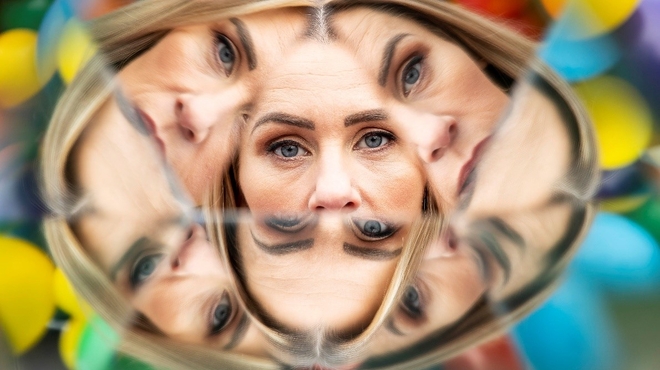 Photo of Evanne Ni Chullinn looking into mirrors 