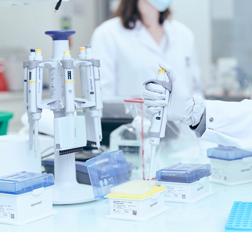 Degli scienziati stanno effettuando delle ricerche sperimentali in laboratorio