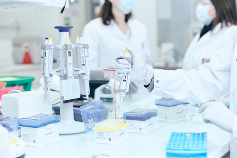 Degli scienziati stanno effettuando delle ricerche sperimentali in laboratorio